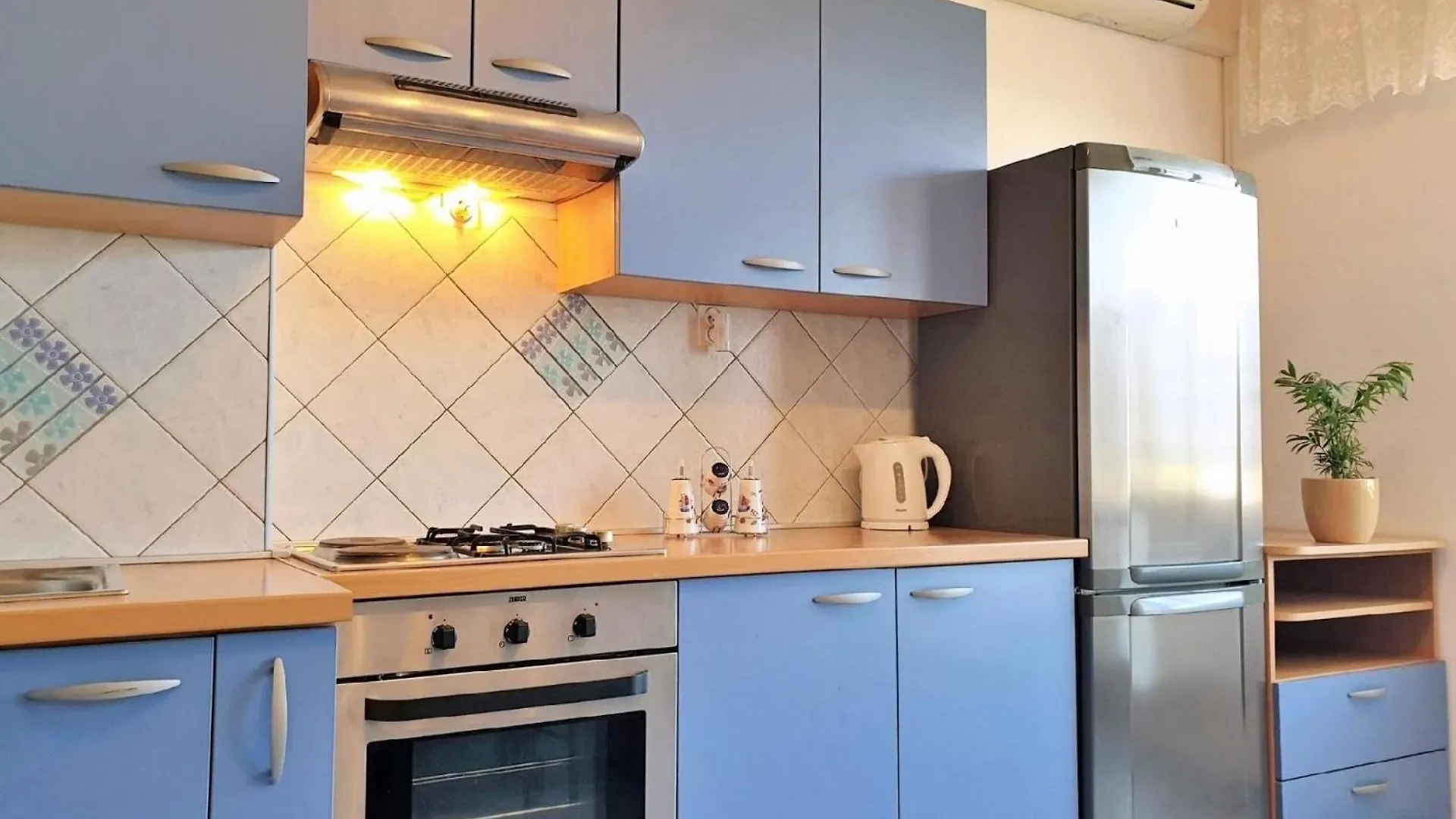 Apartment Jakominic - Balkon, Gartenblick Šilo